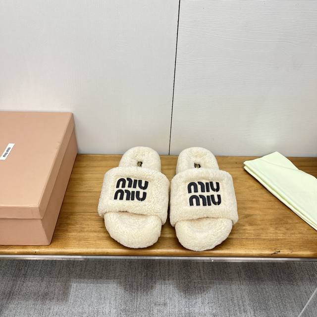 Miu Miu 24Ss 秋冬新品毛拖～ 秋冬新宠 百搭时髦单品！ 不管居家还是外穿都是品味的象征性！ 秋冬搭配袜子 那更是太绝太绝了 进口澳洲真羊毛，手感细腻